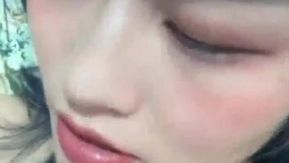 Une jolie fille avec une belle apparence se masturbe gratuitement. Elle exhibe sa chatte humide et rose. Se masturber et insérer sa chatte est très tentant.