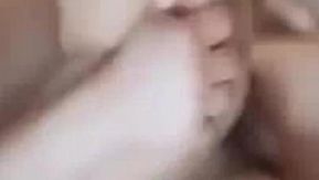 最高のスタイルを持つ小さな妖精がさまざまな方法で調教されます
