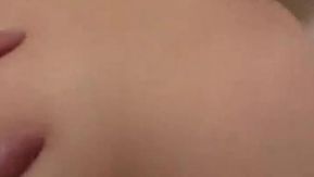大学生は犯されるとすぐに意味不明なことを話し、その後セリフ付きの痴女は濡れます