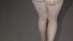 Louchuluolita original anda nua com um vibrador no parque à noite