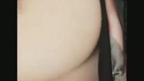 La meilleure fille aux gros seins frotte ses gros seins !
