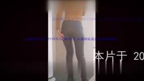 私の孤独な同僚は彼女をとても欲しがっていたので、私は昼休みに彼女をセックスするために屋上に行きました。彼女は後背位するだけでは十分ではないと言いました。