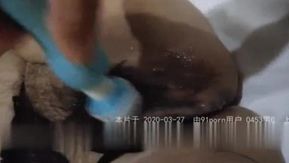 Hay mucho semen, Mudanjiang tiene un gran coño negro súper húmedo y a una mujer joven con grandes pechos le gusta que la follen por detrás.