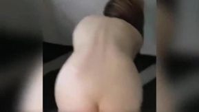 Uma jovem cadela muito cooperativa expõe sua vagina para você