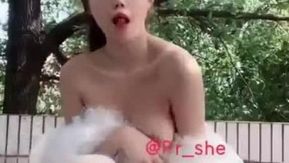 La novia de 20 años se liberó en secreto bajo el árbol antes de casarse~