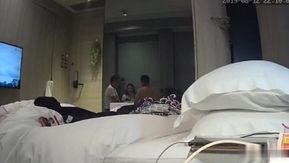 出手阔绰的中年老哥 酒店一次约操三位卖淫外围!!原来摄像头早就架好了!!