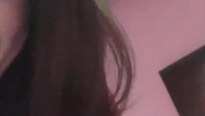 La presentadora de belleza Pretty Queen, Ye Zi1102, paga un show sexual para ligar con 2 hombres, el sexo oral y la masturbación son muy tentadores.