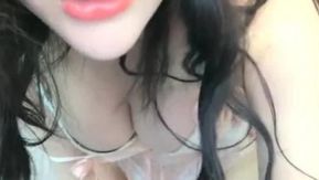 La hermosa presentadora de belleza FH Xishui 1028 cobra por show sexual, el coño de la belleza no tiene pelo y es rosado, muy atractivo