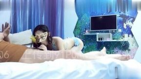 El nuevo trabajo del hermano Zhe, Ocean Kingdom, es una sexy media blanca con delicado sexo oral. Él toma la iniciativa de subirse y tener sexo con ella. El primer plano del cabello de sus nalgas es claramente visible desde atrás.