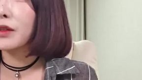 [Coreia] Fico emocionado quando vejo a vara!! A linda âncora brinca com a bucetinha!!