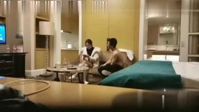 Qin marcou um encontro para fazer sexo com uma garota esbelta. Ele brincou com ela no sofá e depois a fodeu vigorosamente na cama.