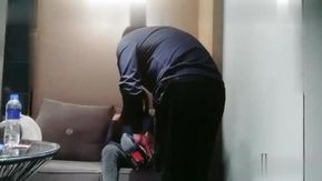 La mujer más bella del país cita con una joven oficinista vestida de azul que se transforma en guarra después del trabajo