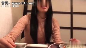 Я договорился о встрече с длинноволосой девушкой со странным голосом в островной стране, чтобы вместе поужинать, а затем устроил драку в отеле на триста раундов.