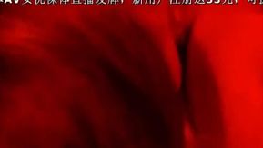 Une prostituée dans un salon de coiffure de village en ville se fait une bonne pipe. La jeune patronne a un pubis poilu et une forte envie sexuelle.