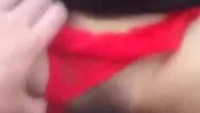 彼は最高の巨乳美女を眺めの窓枠に置き、パンティーを脱ぐ暇もなく彼女を犯し始めました。