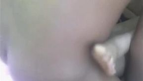 El hermano gordo de Lvzitang Xia Tian tiene sexo con la diosa más guapa con medias negras. Ella le hace una mamada y la escena de meterse los dedos en el coño y gemir es muy excitante.