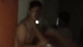 Filmage réel d'un homme qui a surpris un adultère au lit dans un hôtel et a battu sa femme infidèle avec une ceinture - la femme a refusé de l'accepter