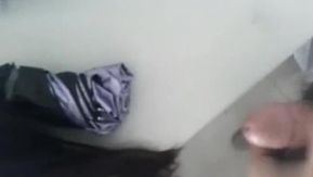 Une camarade de classe a été surprise en train de lui tirer un coup dans les cheveux dans une salle de classe et s'est enfuie.