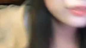 美しい胸を持つ最も美しい女神はとても魅力的で大胆です。高速道路の草むらでオナニーして絶頂します。