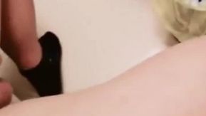 Joven presentadora sexy se engancha con los transeúntes en línea y se folla a los transeúntes, muy feliz