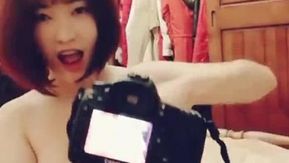 携帯電話でセックスを終えたばかりのショートヘアの美少女が足を組んでオマンコを広げて撮影しました。