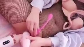 かわいい巨乳の女の子は、コス衣装で巨乳の無毛マンコをいじるのが好きで、砲撃したり、バイブを挿入したり挿入したり、マンコをいじったりします