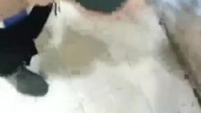 La scène où la réceptionniste fait l'amour avec tous les clients dans les toilettes de KTV est très obscène