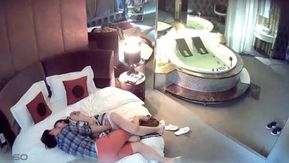 Des vidéos cachées ont fuité d'un hôtel de charme. J'ai emmené ma jolie copine dans une chambre et je l'ai baisée du lit à la baignoire, puis je suis retournée au lit. Ma copine a pris l'initiative et m'a finalement fait une pipe et a voulu faire un plan à trois.