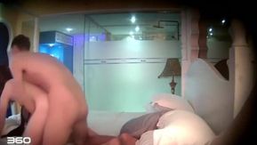 Un hombre alto con un TP feroz en la suite de un hotel boutique continuó durante 3 horas y al final azotó a la niña varias veces.