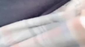 イケメンの女の子がセクシーな黒ストッキングを履いて、セックスパートナーと屋外でフェラしたり、イマラチオしたり、中出しされたりする姿はとても興奮します。