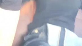 エッチな若い女性と彼女のセックスフレンドは屋外でドライブし、車の中でセックスしました。彼女は車の後部座席でフェラされ、激しく突かれて喘ぎました。それが好きなら、やめてください。見逃せません。