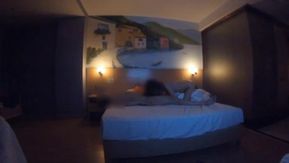 La secretaria de alta calidad junto al jefe concertó con éxito una cita con el hotel para reservar una habitación y la penetró. Fue una gran sensación de disfrute y conquista.