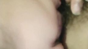 La chica de aspecto dulce folla con su novio y le regala un gran espectáculo de sexo oral, gimiendo y gritando sin cesar.