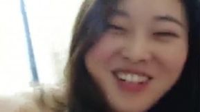 老牛推车真人约炮把美女操得又疼又爽，第一次免费教妹子姿势
