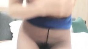 Une jeune femme chaude et rondelette la rejoint et fait l'amour dans une pièce. Elle fait une pipe en bas noirs et talons hauts et la chevauche par derrière pendant qu'elle gémit et halète. Si vous aimez ça, ne le manquez pas.