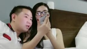 老哥越南约了个高颜值眼镜妹子TP啪啪 骑乘大力猛操呻吟娇喘非常诱人 很是诱惑喜欢不要错过