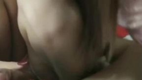 Une belle jeune femme voluptueuse et aux cheveux longs montre un couple dans un hôtel. Orale et footjob sexy. Elle monte dessus et bouge. Si vous aimez ça, ne le manquez pas.