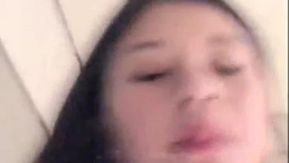 Una chica con buena pinta es guapa y tiene sexo con ella. Tiene un vibrador metido en el coño, tiene las manos atadas y le hacen una mamada por detrás y gime. Si te gusta no te lo pierdas. .