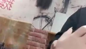 騷氣妹理髮店勾引小哥啪啪 伸進衣服摸奶子口交尿尿抬腿抽插呻吟嬌喘 很是誘惑喜歡不要錯過