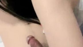 Una chica de piernas largas y antifaz ofrece un show sexual en un hotel con dos hombres y dos mujeres. Después de mamadas y embestidas se follan a uno y luego a la otra.