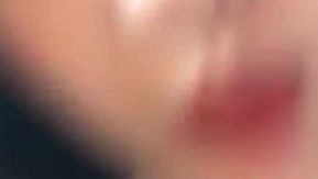 Transmissão ao vivo no celular de uma deusa do bem-estar de alta qualidade masturbando sua buceta de perto para mostrar como sua vagina está molhada