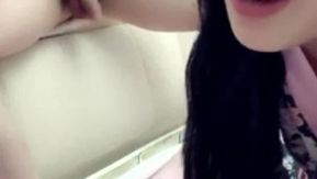 美少女口技不错让干爹口交爽射出，自己欲望来了只好自慰抠粉鲍直播征求猛男来干她