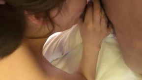 離婚したばかりの女性同僚が、酔ったふりをして男性同僚に自宅まで送ってもらい、そのまま部屋に行くよう頼んだ。