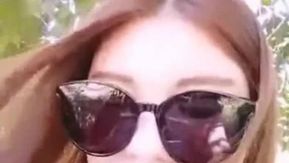 Transmisión en vivo al aire libre de la bella dama Tangtang seduciendo a un tío con gafas y yendo al bosque del parque para lavarle la polla con agua mineral y hacerle una mamada.