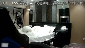 胸大性感的大学美女上课时间偷偷到学校附近的酒店见异地男网友,三言二语哄到床上啪啪