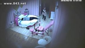 特別なホテルで、ベッドに横たわってただ携帯ゲームをしているところを、見知らぬ純粋で美しい女の子が隠し撮りされました。彼氏はあまりにも心配していたので、その場で彼女を投げ倒し、彼女はとても幸せでした。彼女はゲームさえプレイしなかったと。