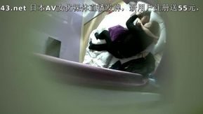 Filmado en secreto en un pequeño hotel donde una chica que habla en dialecto y un chico gordito entran en una habitación y tienen sexo, usando almohadas para sostener sus nalgas.