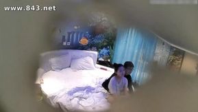 純粋で美しい女子大生は、彼氏と一緒に部屋にチェックインしたとき非常に警戒していて、危うくカメラを発見されそうになりました。