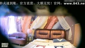 El hotel filmó en secreto a una hermosa diosa con piernas largas y pantalones cortos siendo follada duro por su amante dos veces, y ella gimió y gritó durante el clímax.