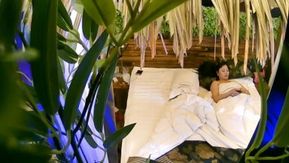精品小旅館綠葉房偷拍大屌中年男和嬌小情婦啪啪奇怪怎麼沒看到男的射